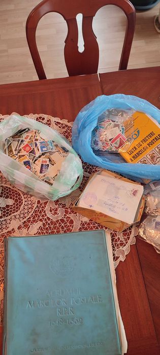 Vând timbre, clasoare, cărți