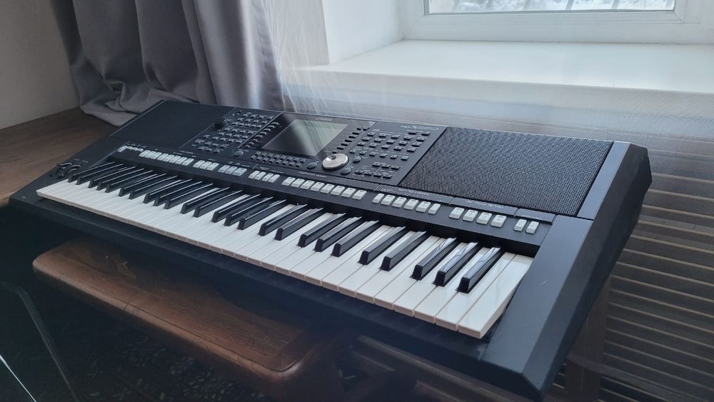 Продам Синтезатор Yamaha PSR S950