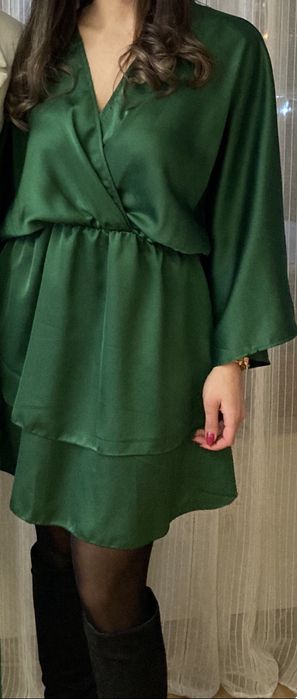 Зелена сатен рокля