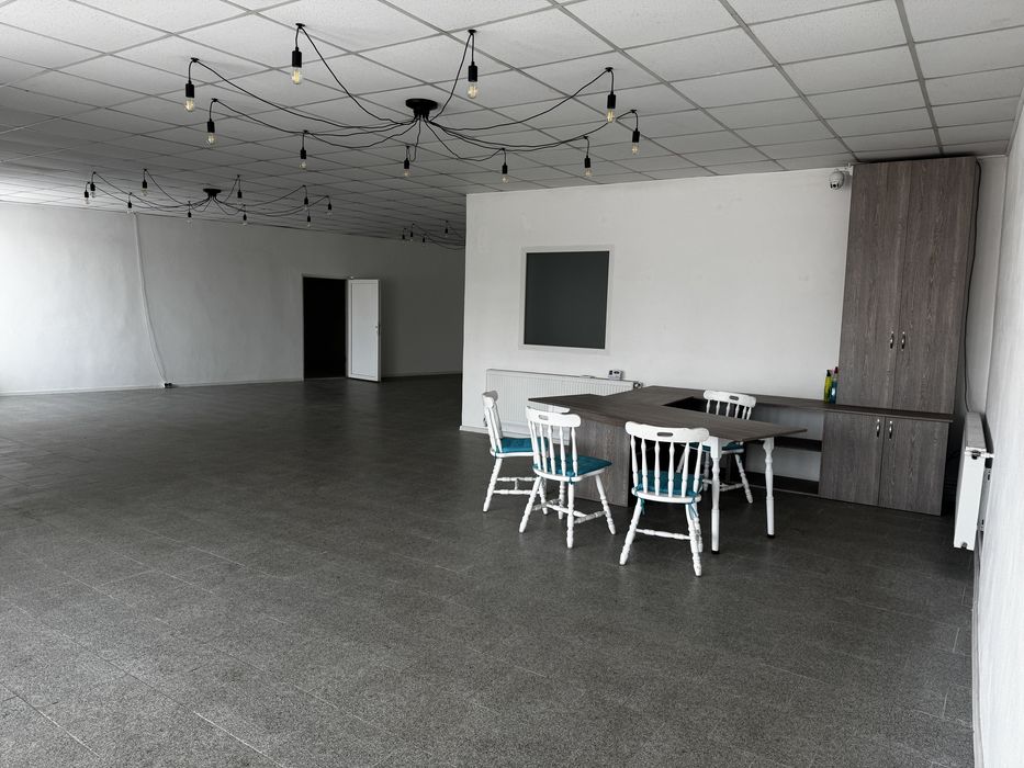 DE ÎNCHIRIAT,  spatiu comercial 200 mp . Str. Cocorilor Arad.