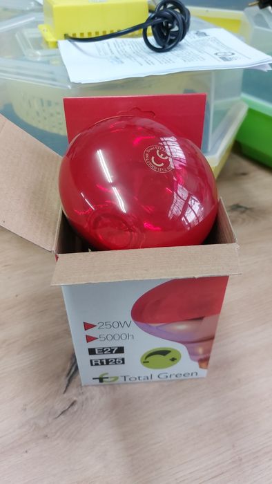 Инфра лампа за отопление на малки птици