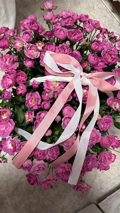 куставые розы в корзине