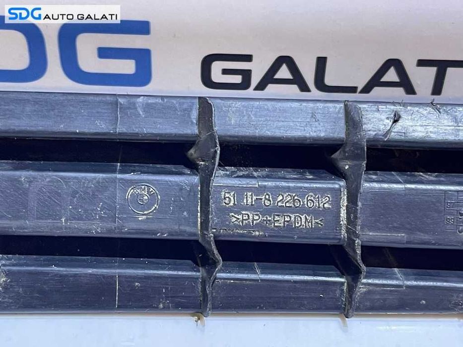 Grila Ornament Bandou Dreapta Spoiler Bara Fata BMW Seria 3 E46 1997 - 2001 Cod 8226612 51118226612 [V0231]