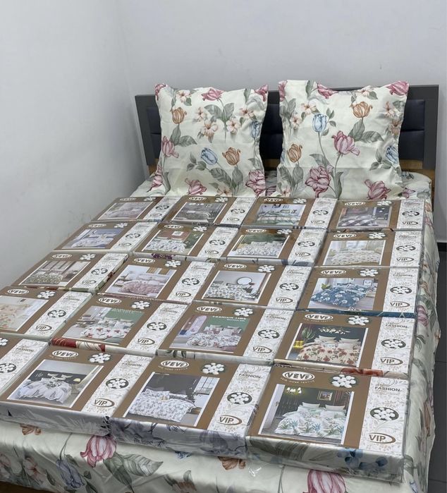 Постельный наборы разные.