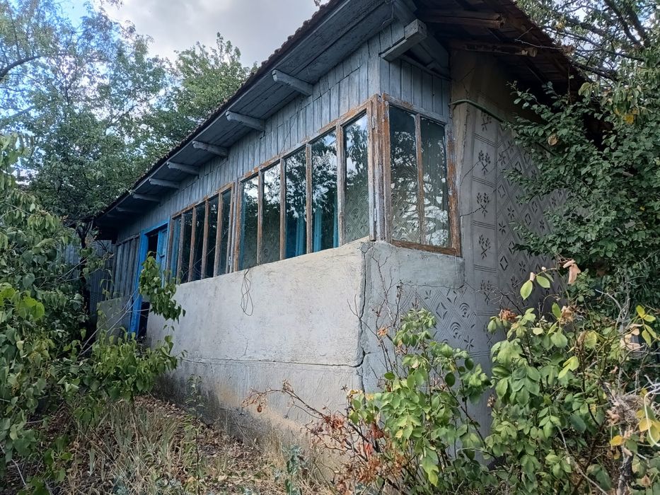 Teren intravilan cu casa bătrânească
