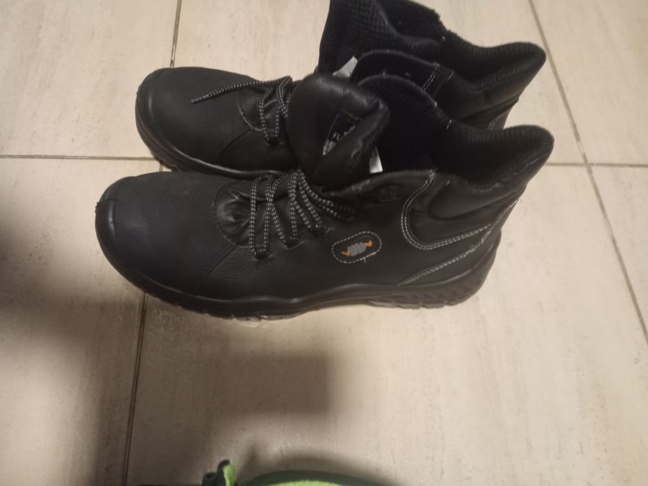 vând bocanci, adidas și papuci de protecție