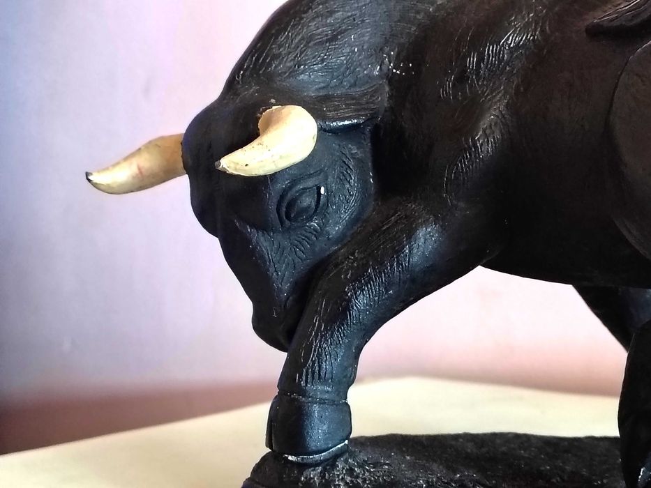 Много Рядка Испанска Колекционерска Фигура-Бик