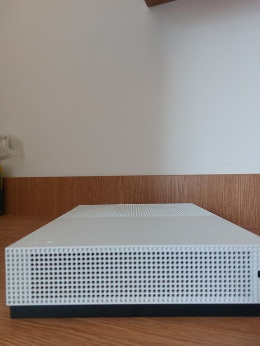 Vând Xbox One S de 1T