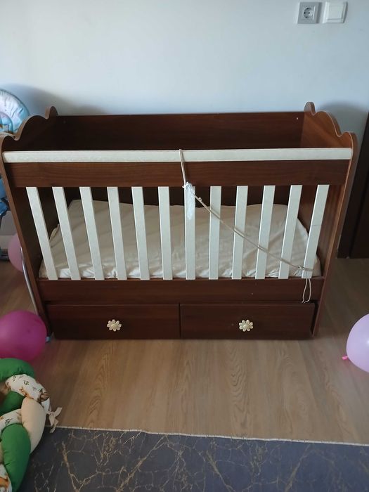 Продавам люлееща кошара с матрак