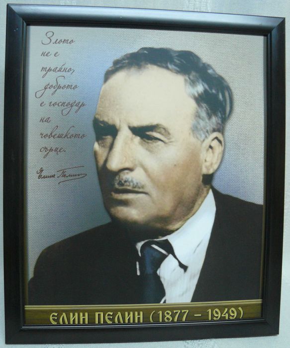 Портрети на Левски, Ботев, Бенковски, Раковски и други