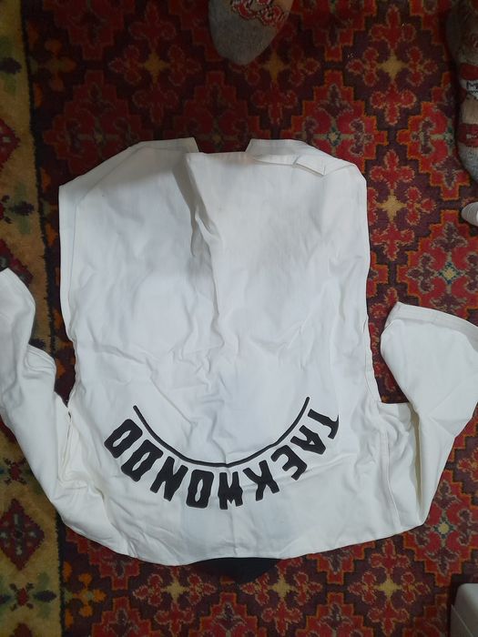 Кимано Тайквондо.С Шлемом и Щитками.От 12 до 15 лет.Привозное.