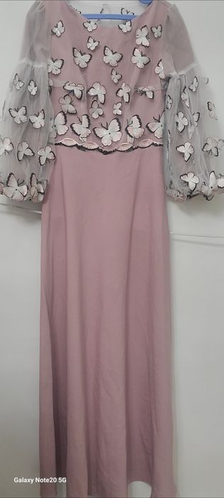 Продаются женские платья. Чистые.