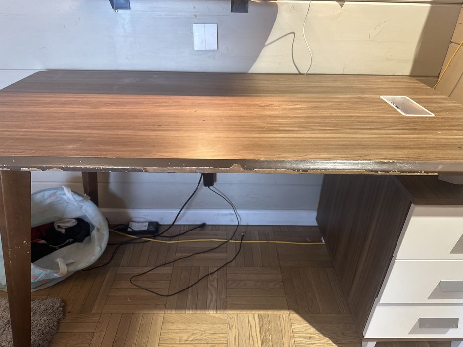 Письменый деревяный стол