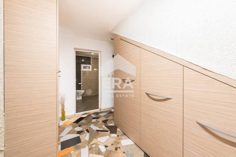 Триетажна, ексклузивна, напълно обзаведена къща за продажба, с простор