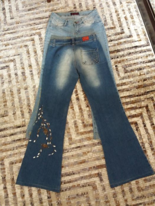 Срочно! Джинсы расклешеные  44 разм. наш на стройную девушку.