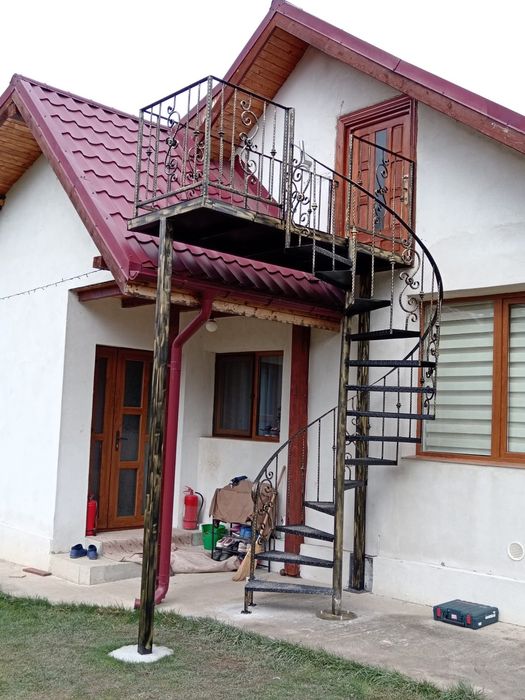 Scară interioară în spirală – eleganță, rezistență și economie de spaț
