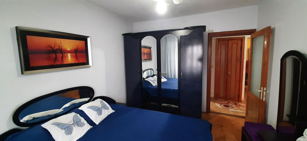 Dau spre închiriere apartament cu 3 camere