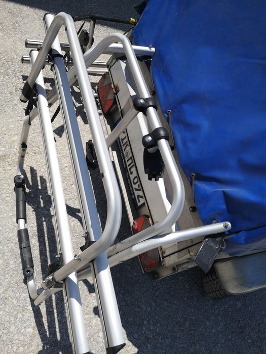 Продавам  стойки за колелета за капака