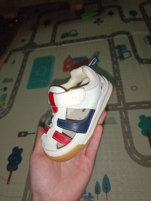 Детские кроссовки