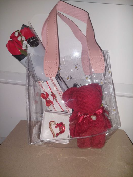 Set cadou ursulet, flori, brosa si bratara