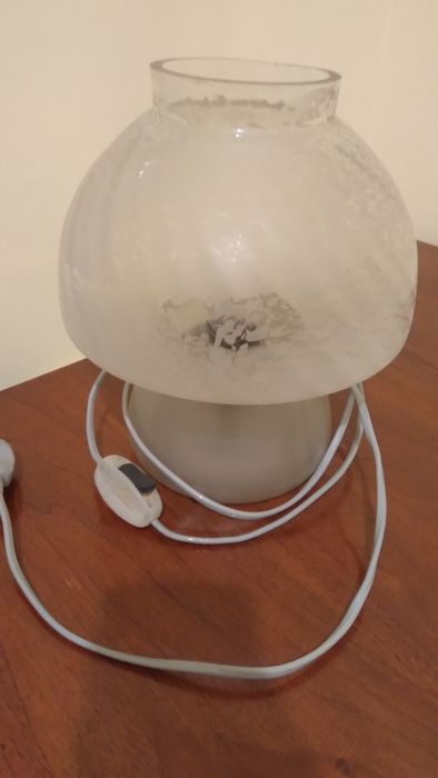 Lustră și veioze din sticlă.