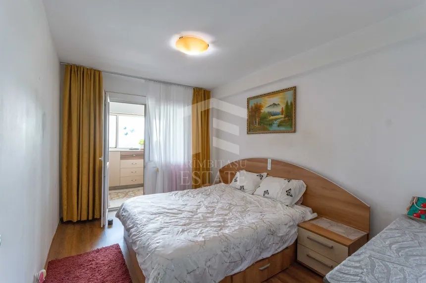 Vand apartament cu 4 camere , decomandat , 2 bai, 2 balcoane .