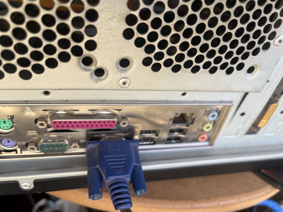 Системный блок старого типа.