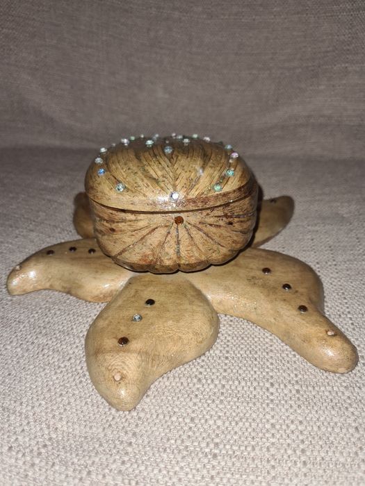 Продаётся деревянная шкатулка.