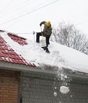 Чистка снега крыш