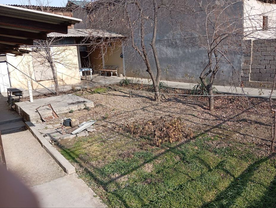 Qo'yliq bozor oldida yer xisobida uchastka sotiladi 5 sotx