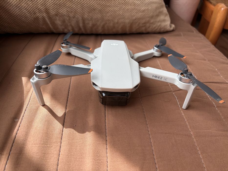 DJI Mini 2 SE + чанта (ползван броени пъти, забележка по рамото, лети отлично)