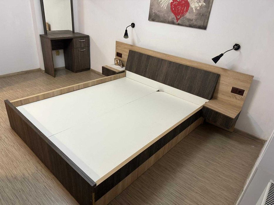 Pat dormitor cu noptiere incorporate