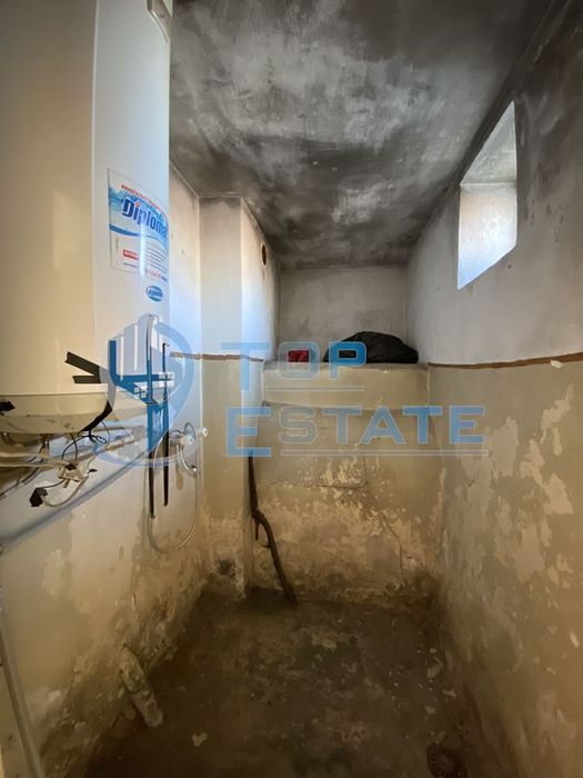 Едноетажна тухлена къща в близост до центъра на с. Патреш, област Вел