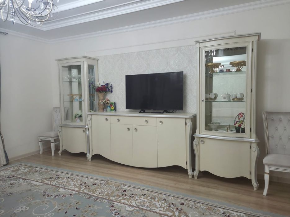 Продаётся элегантный сервант с витринами