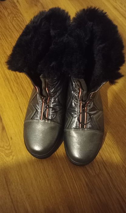 Cizme îmblănite de zăpadă