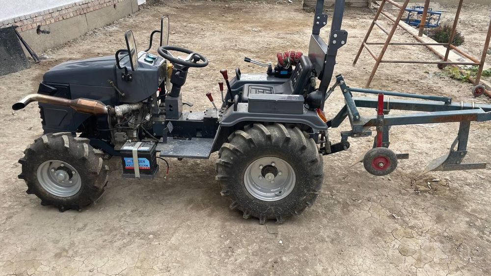 Mini Traktor zori