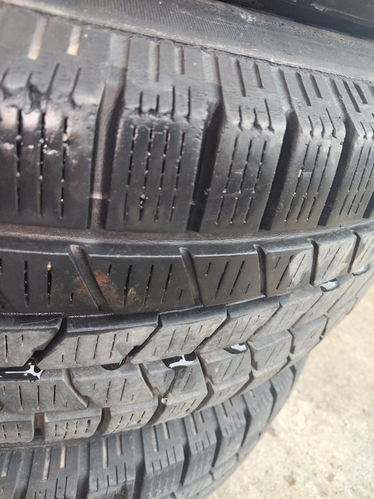 Vând cauciucuri 2 dimensiuni