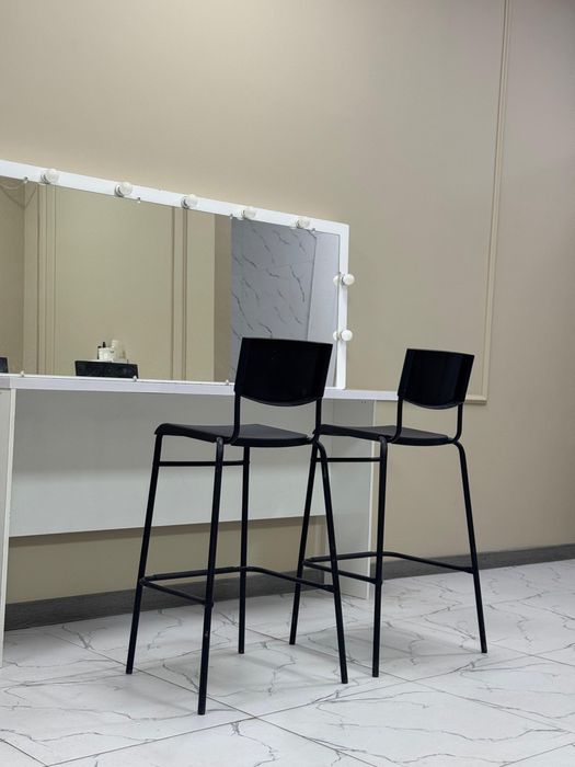 Продам визажный стол с стульями