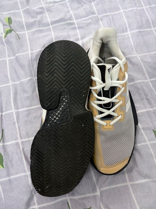 Продам кроссовки Адидас