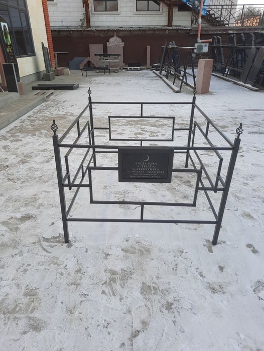 Оградки, кресты, цветники.