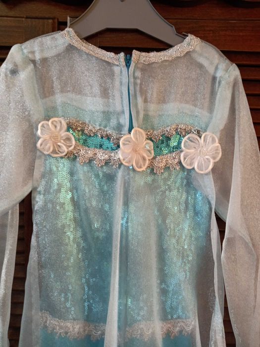 Rochie Elsa, facuta la comanda cu materiale de calitate.