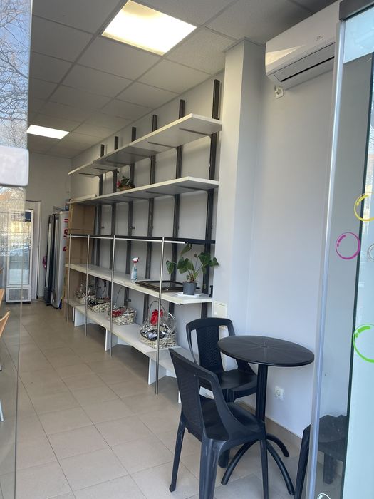 Отдава се под наем помещение гр. А-д /подходящо за магазин, офис/