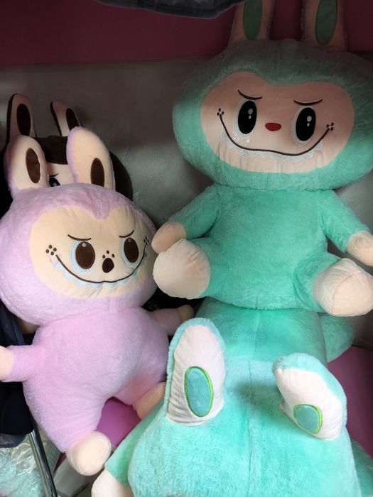 Лабубу игрушка и плед