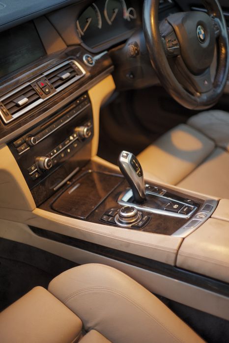 Dezmembrez BMW 730D M PACHET bara aripa far capota turbo injector admi