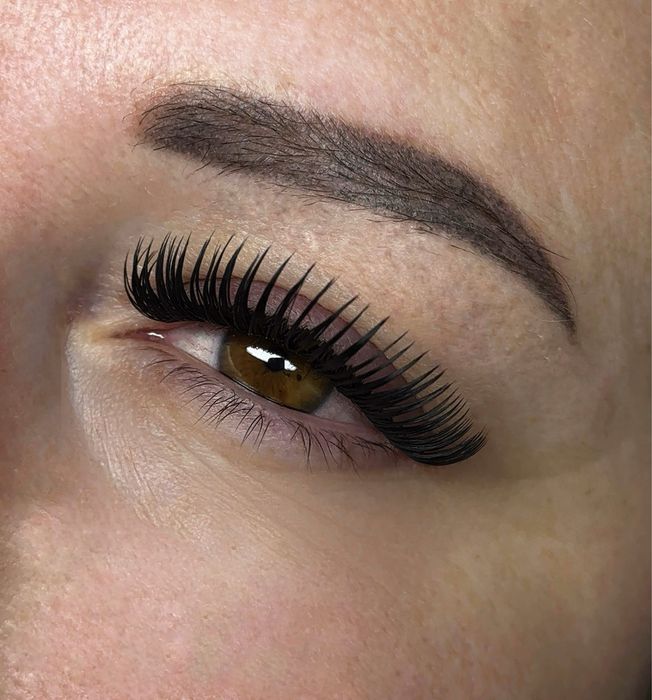 модель на наращивание ресниц