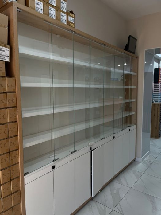 Продам торговый шкаф-витрину