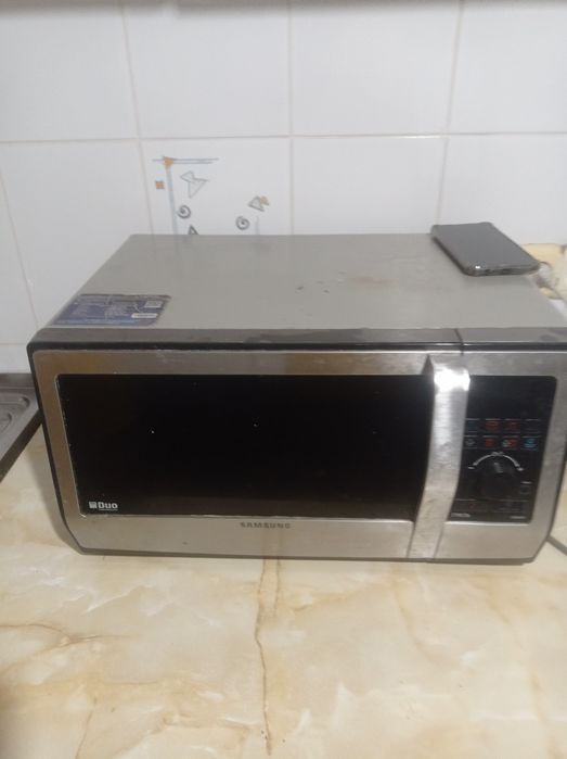 Микроволновая печь марки Самсунг.