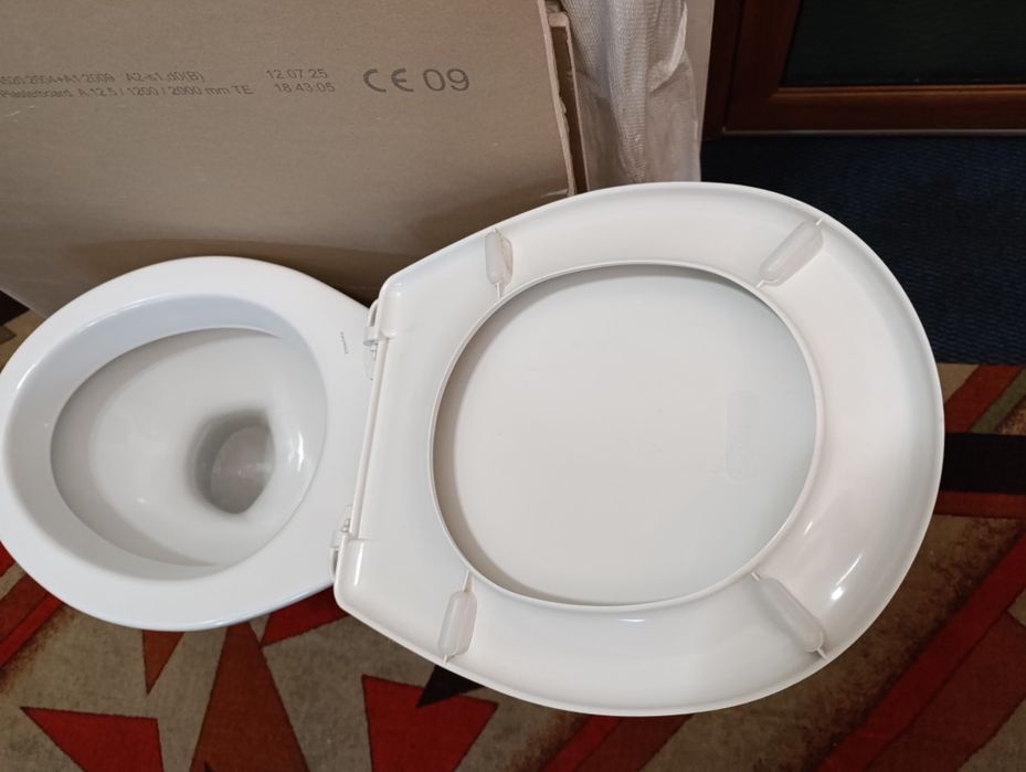 Продавам тоалетна чиния
