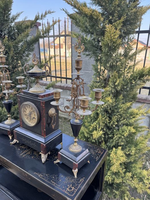 Ceas si doua sfesnice din marmura si bronz, stil napoleon III