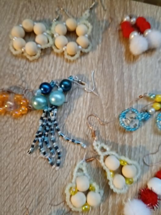 Lot cercei lucrate manual din mărgele nisip și perle